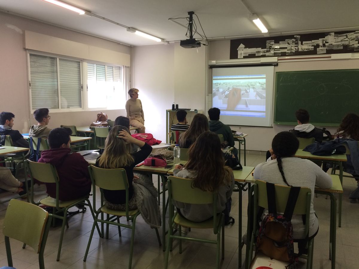 Mar Díaz impartiendo una charla de inteligencia emocional en un instituto