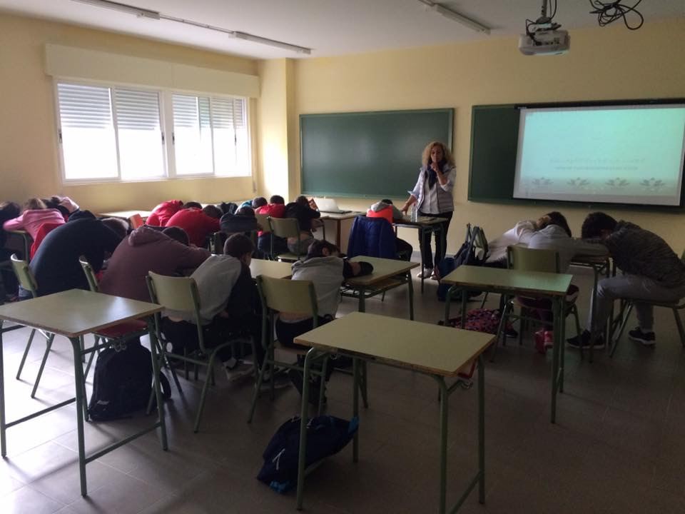 Mar Díaz impartiendo una dinámica de relajación en un instituto