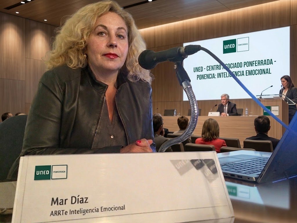 Mar Díaz, fundadora de ARRTE, en una ponencia en la UNED Ponferrada